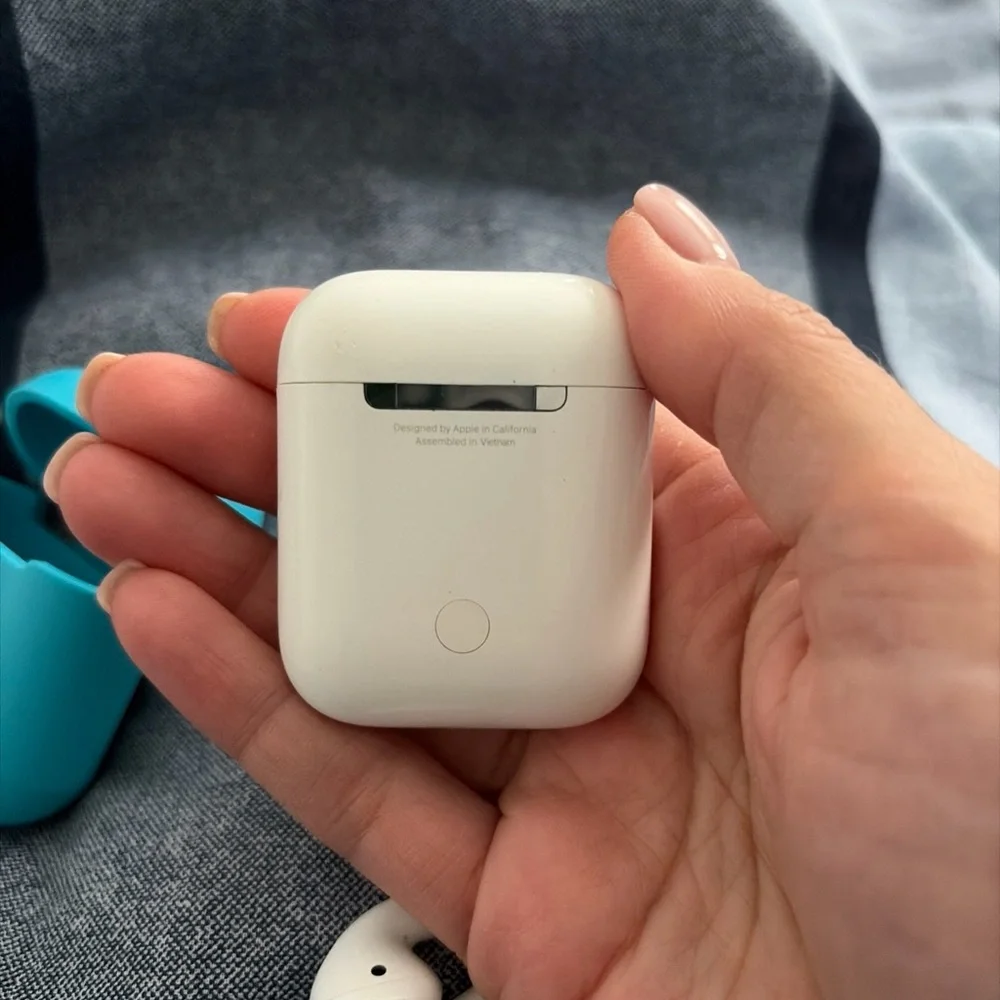 Preowned Apple White Wireless 2nd Generation Earbuds with Case